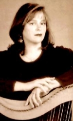 Photograph of Therese Honey with harp
