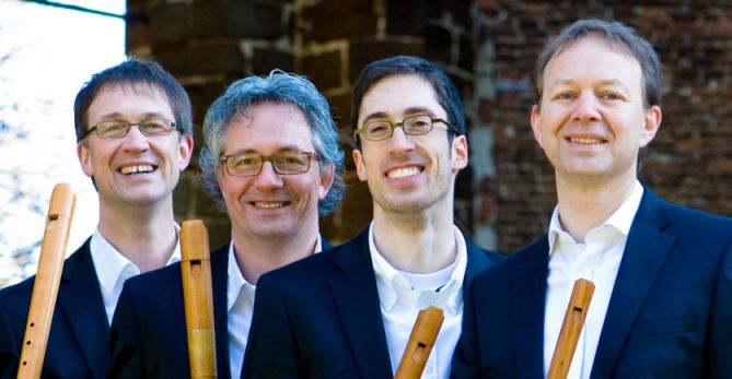 Photo of the Flanders Recorder Quartet holding
recorders